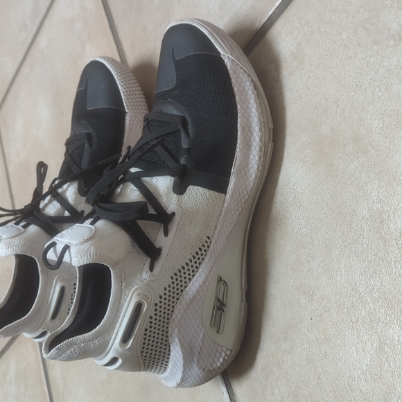 Under Armour Other - 🎉HP🎉 Under Armour Curry 4's Size 7 Youth Black White Basketball Shoes